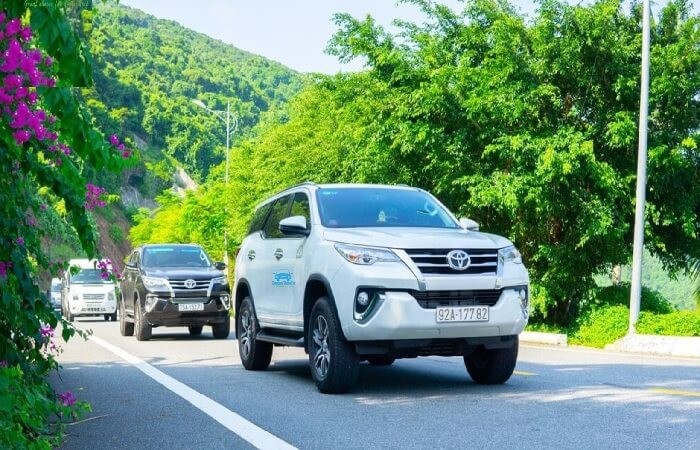 Bàn tay đang cầm chìa khóa xe ô tô, thể hiện các dịch vụ đi kèm khi thuê xe, ảnh hưởng đến bảng giá xe ô tô Đà Nẵng cho từng loại hình.