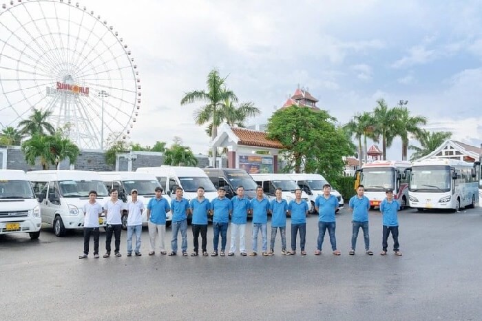 Dãy xe ô tô du lịch đang đỗ tại một công ty cho thuê ở Đà Nẵng, cung cấp cái nhìn tổng quan về sự đa dạng của bảng giá xe ô tô Đà Nẵng.