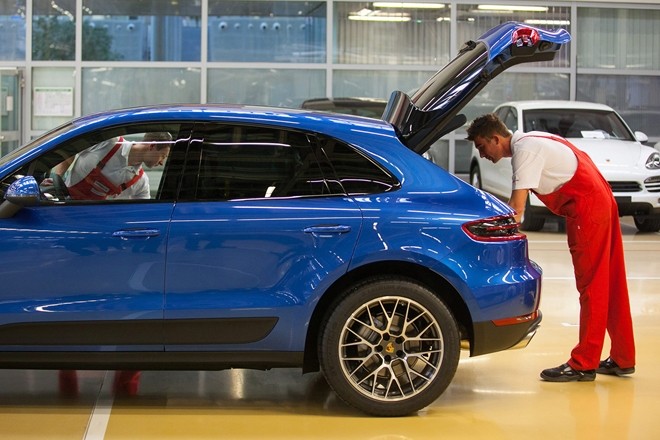 Lợi nhuận từ xe ô tô hạng sang Porsche: quy trình sản xuất và cá nhân hóa