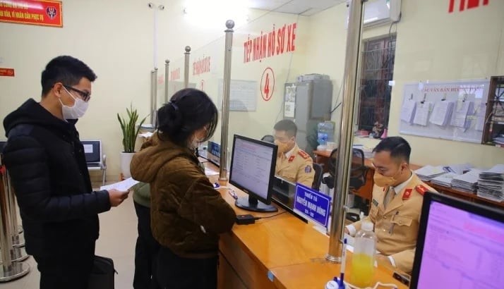 Hình ảnh minh họa số tiền xe ô tô phải đặt trước khi tham gia phiên đấu giá biển số trực tuyến, thể hiện sự chuẩn bị tài chính cần thiết.