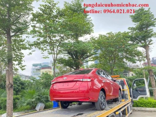 Trung tâm cứu hộ xe ô tô đang kéo xe con bị hư hỏng