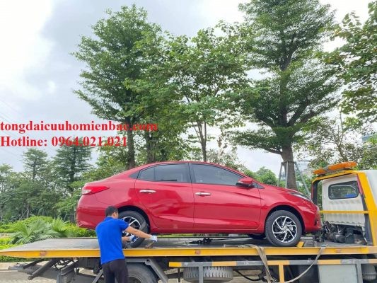 Xe cứu hộ chuyên dụng kéo xe ô tô con bị hỏng