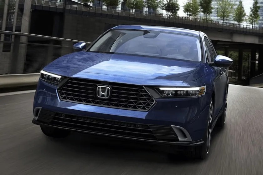Honda Accord 2023, dòng xe ô tô phù hợp cho trung niên, nổi bật với nội thất tiện nghi và công nghệ hỗ trợ lái.