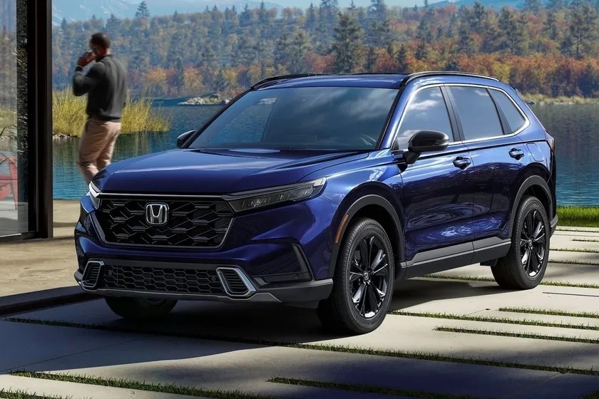 Honda CR-V 2023, SUV nhỏ gọn tiện lợi và an toàn, phù hợp làm xe ô tô cho gia đình trung niên.