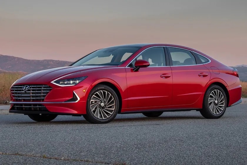 Hyundai Sonata 2023, mẫu xe ô tô sedan hiện đại và rộng rãi, lý tưởng cho người trung niên tìm kiếm sự thoải mái.