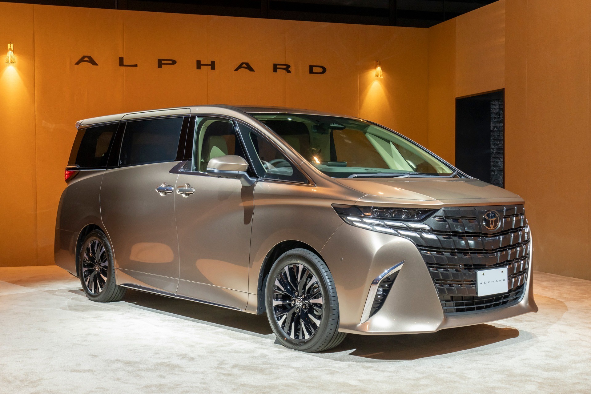 Toyota Alphard 2023, một mẫu xe ô tô nhập khẩu cao cấp, với giá bán chênh lệch dù doanh số không cao.