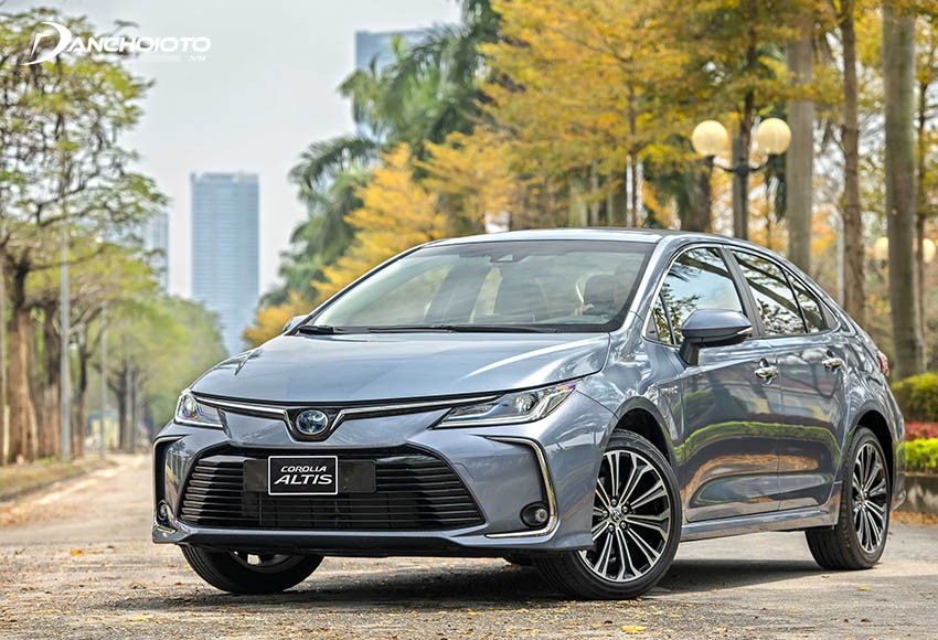 Toyota Corolla Altis với thiết kế hiện đại tại showroom Toyota Mỹ Đình.