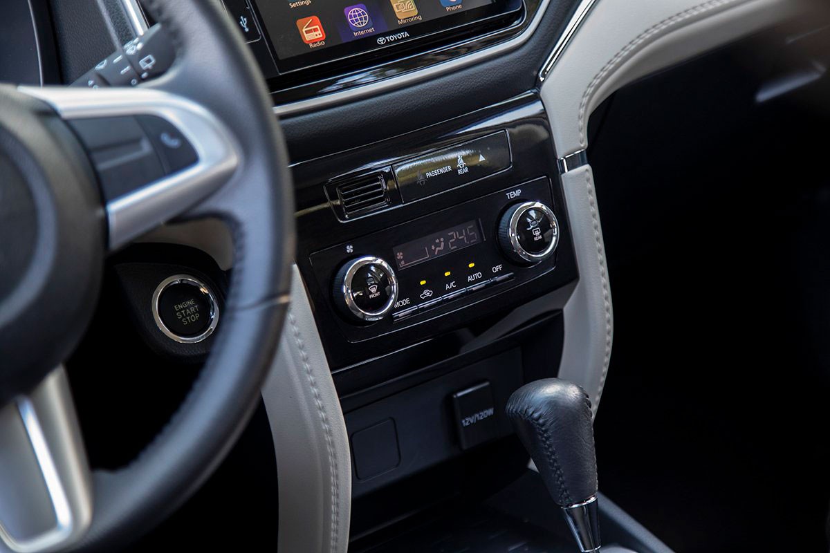 Màn hình cảm ứng 7 inch và các nút điều khiển tiện nghi trên Toyota Rush 2021
