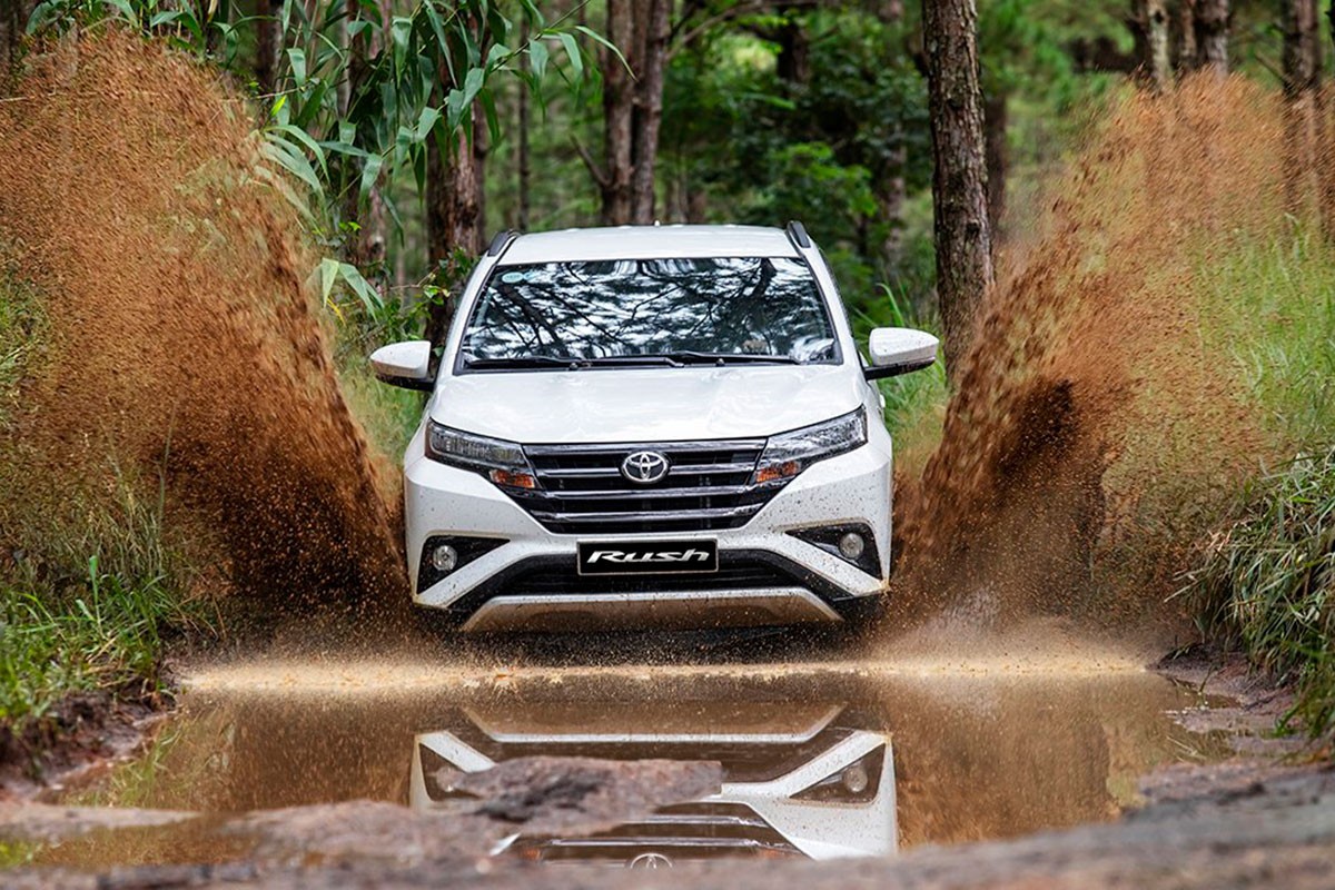 Toyota Rush 2021 với thiết kế thân xe vững chắc và gầm cao