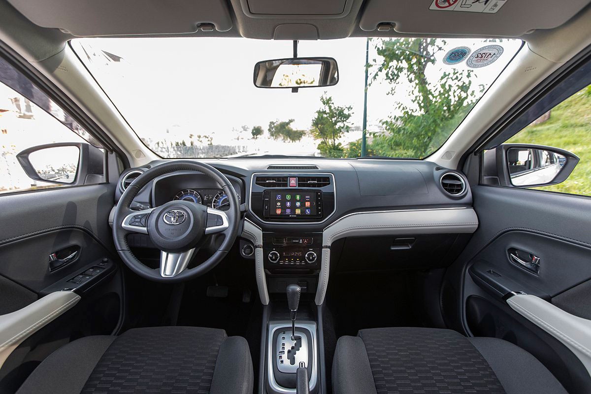 Nội thất khoang lái Toyota Rush 2021 với tông màu đen be