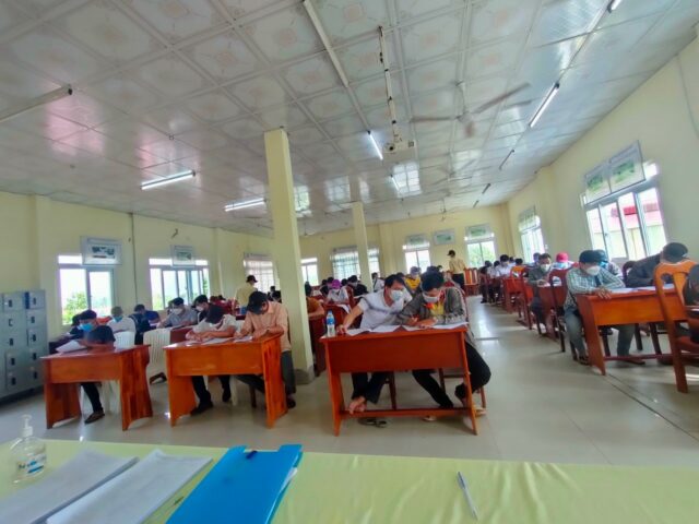 Học viên học lý thuyết tại trường