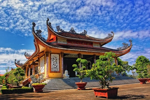 Tu viện Bát Nhã ẩn mình trong đồi thông, trải nghiệm tĩnh lặng với dịch vụ thuê xe ô tô du lịch Bảo Lộc