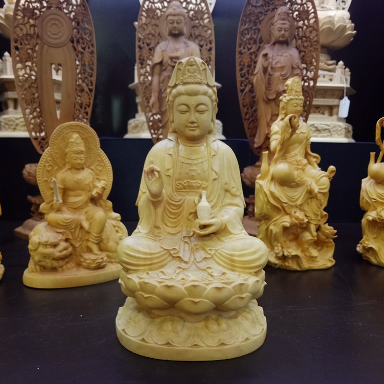 Tượng gỗ thơm Phật Bà Quan Âm để xe ô tô bằng gỗ Hoàng Dương