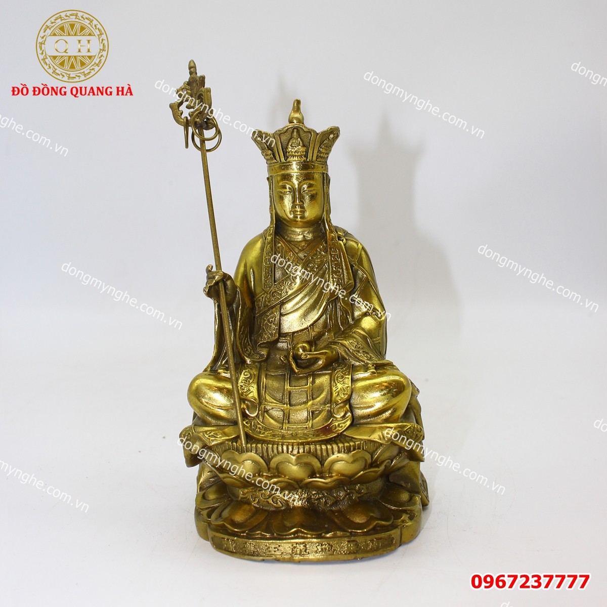 Tượng Địa Tạng Vương Bồ Tát bằng đồng, biểu tượng của sự cứu độ cho xe ô tô TPHCM