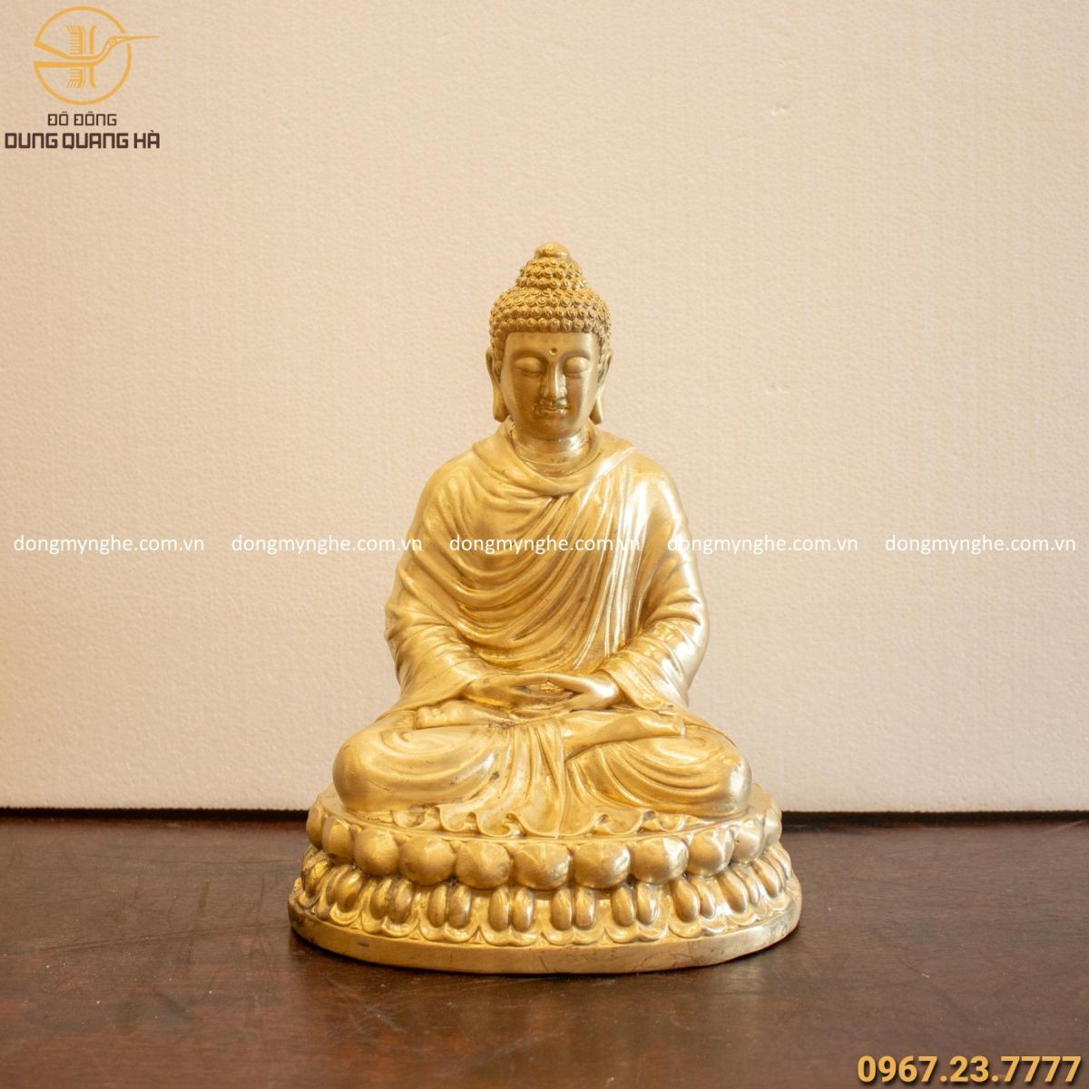 Tượng Phật Thích Ca Mâu Ni bằng đồng trang nghiêm, đặt trên xe ô tô TPHCM