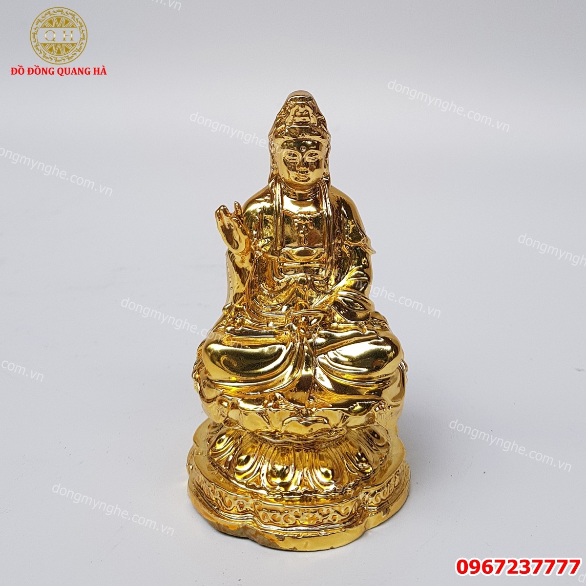 Mô hình tượng Phật Quan Âm nhỏ bằng đồng mạ vàng 24k, mang lại cảm giác tĩnh tâm cho người lái khi lựa chọn nơi để xe ô tô an toàn.
