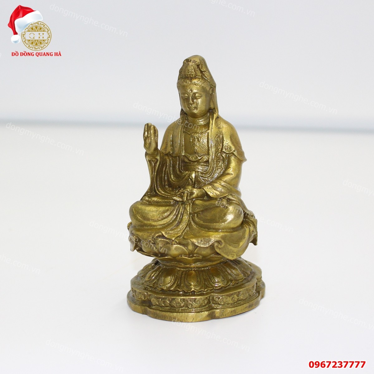 Tượng Phật Quan Âm bằng đồng nguyên chất với thần thái trang nghiêm, biểu tượng cho sự bảo vệ chiếc xe tại nơi để xe ô tô.