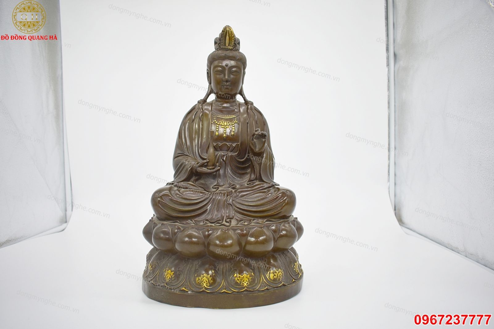 Tượng Phật Bà Quan Âm bằng đồng với màu sắc trang nhã, gợi nhắc về sự an tâm khi xe được đỗ tại nơi để xe ô tô bảo đảm.