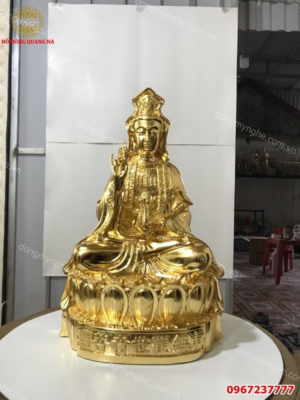 Tượng Quan Âm Bồ Tát bằng đồng thần thái trang nghiêm, tượng trưng cho sự che chở cho chiếc xe và chủ nhân ở mọi nơi để xe ô tô.