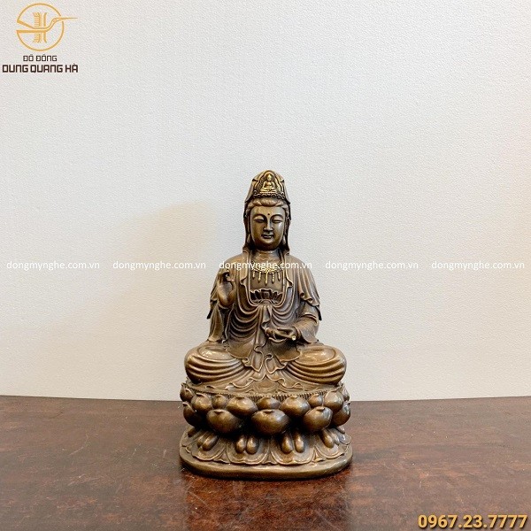 Tượng Quan Thế Âm Bồ Tát cao 40cm bằng đồng vàng hun đen, đại diện cho sự bảo vệ khi chọn nơi để xe ô tô phù hợp.