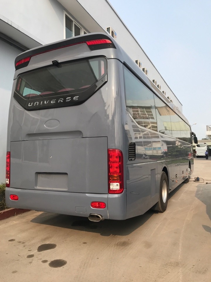 Phần phía sau của xe ô tô 3-2 Universe Noble Weichai 336PS với đèn hậu nhập khẩu