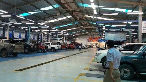 Xưởng dịch vụ và sửa chữa hiện đại của đại lý xe ô tô Ford tại Đà Nẵng, trang bị máy móc tiên tiến để bảo dưỡng xe
