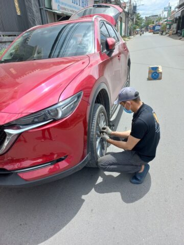 Dịch vụ vá xe ô tô lưu động quận 2 khẩn cấp ban đêm