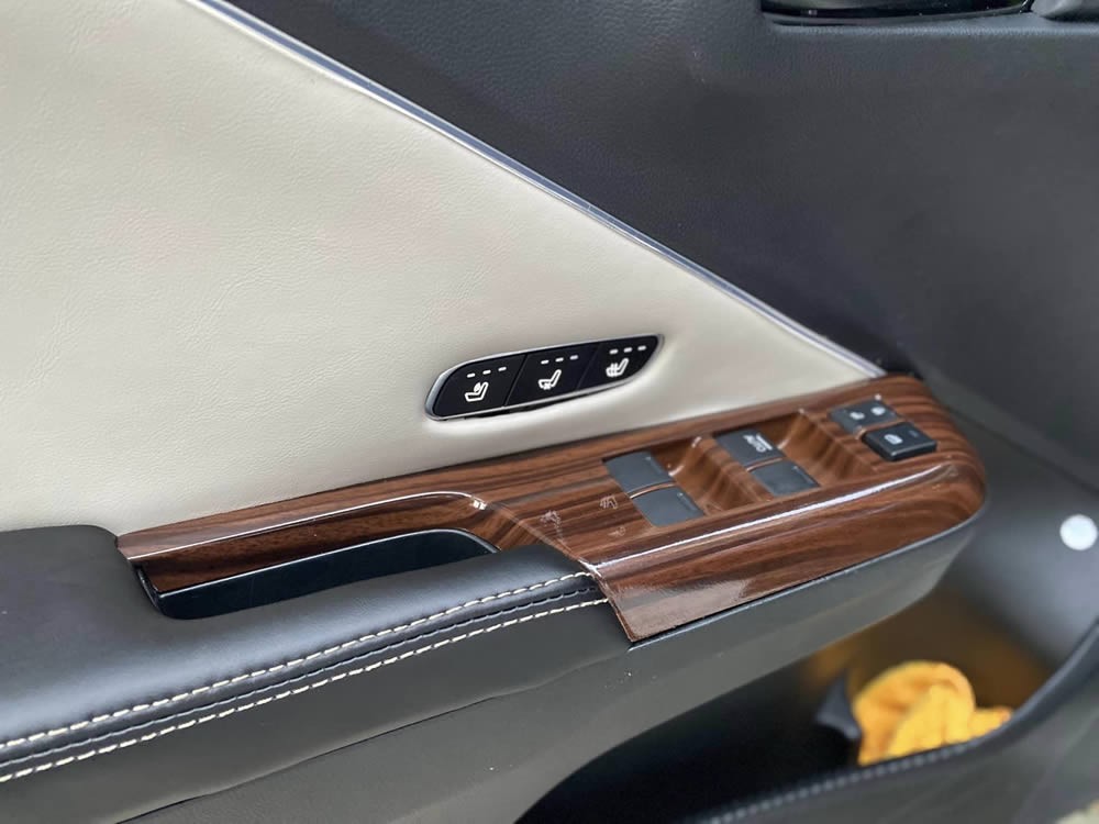 Chi tiết ốp vân gỗ trên bảng điều khiển trung tâm của Honda City, tạo vẻ cổ điển và đẳng cấp
