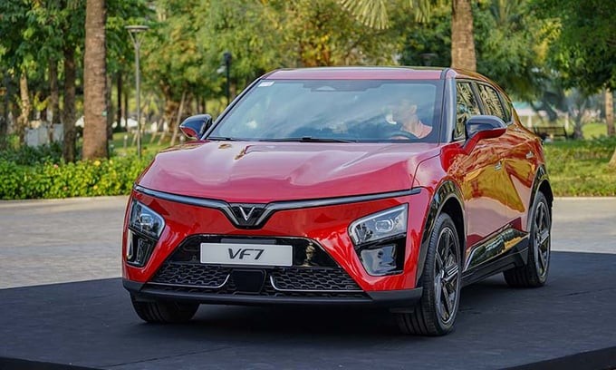 Thiết kế ấn tượng của VinFast VF 7, mẫu SUV điện hạng C mới nhất của VinFast, với các tùy chọn phiên bản Eco và Plus, góp phần đa dạng hóa dòng sản phẩm xe điện và thu hút khách hàng quan tâm đến giá xe ô tô tháng 2.
