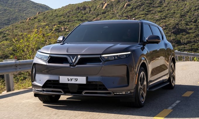 VinFast VF 9, mẫu SUV điện 7 chỗ hạng E cao cấp, tiên phong trong phân khúc, với thiết kế sang trọng và công nghệ tiên tiến, phản ánh cam kết của hãng trong phát triển xe điện tại Việt Nam và thu hút quan tâm về giá xe ô tô tháng 2.