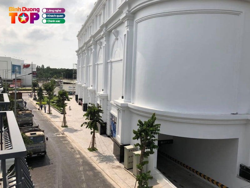 Toàn cảnh Vincom Plaza Dĩ An, Bình Dương, một trong những bãi giữ xe ô tô Bình Dương tiện lợi cho khách hàng