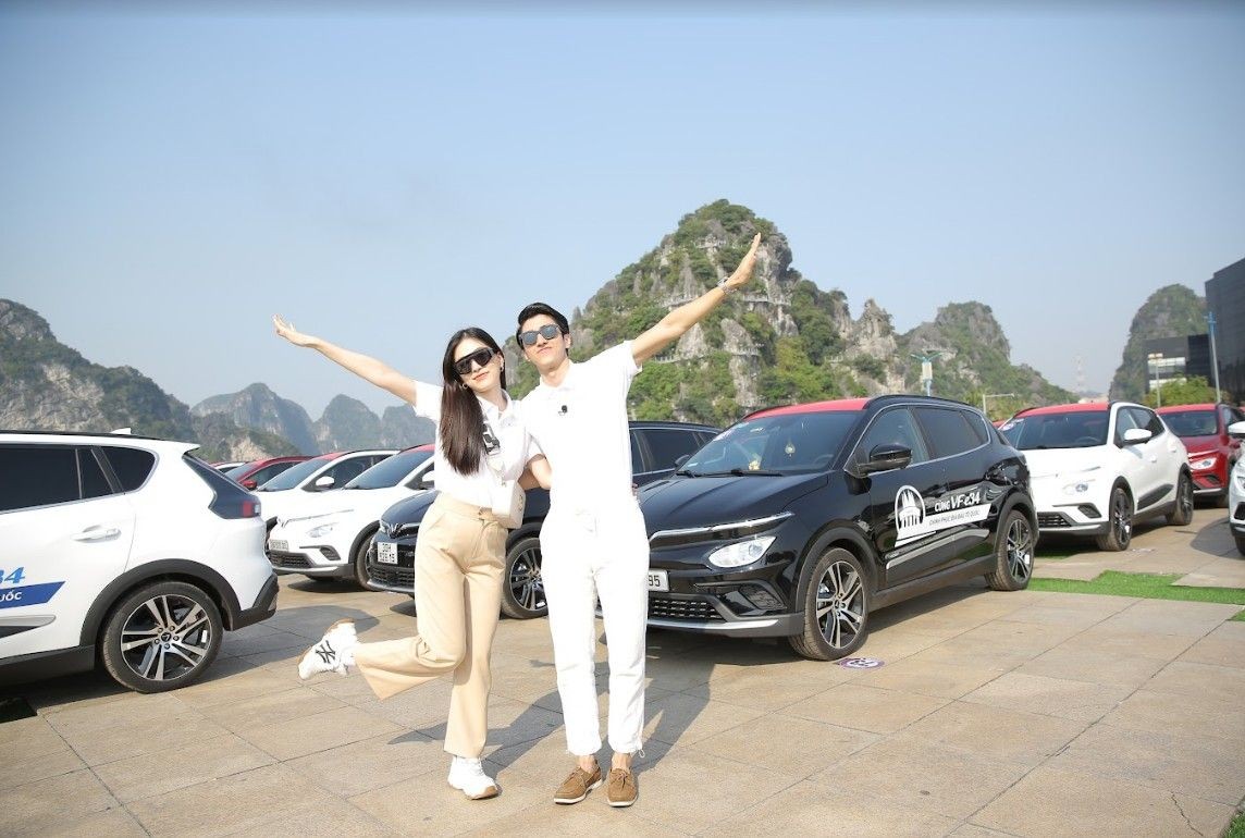 Đoàn xe ô tô điện VinFast sẵn sàng phục vụ du khách tham quan Đà Nẵng