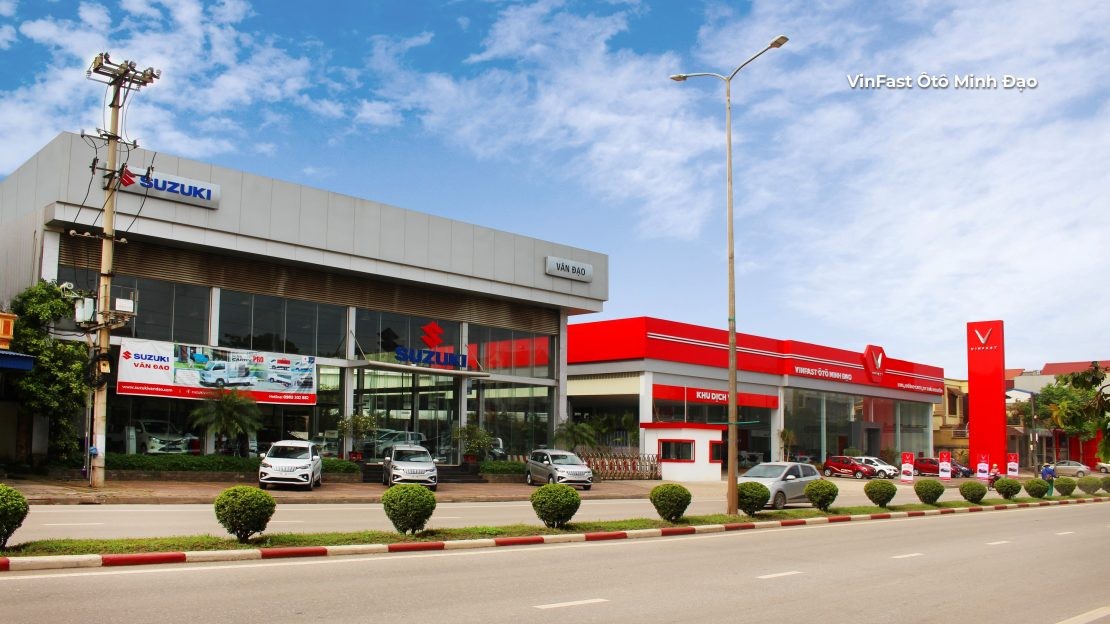 Hình ảnh showroom đại lý VinFast với không gian hiện đại, trưng bày các mẫu xe VinFast Fadil và xe khác