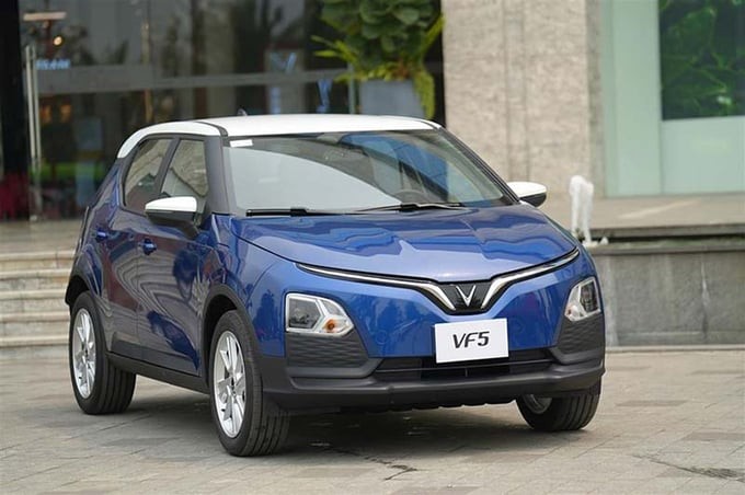 VinFast VF 5 - Mẫu SUV điện cỡ A được kỳ vọng lớn, tiếp nối thành công của Fadil, với thiết kế hiện đại và công nghệ tiên tiến, cạnh tranh trong phân khúc A và thu hút quan tâm về giá xe ô tô tháng 2.