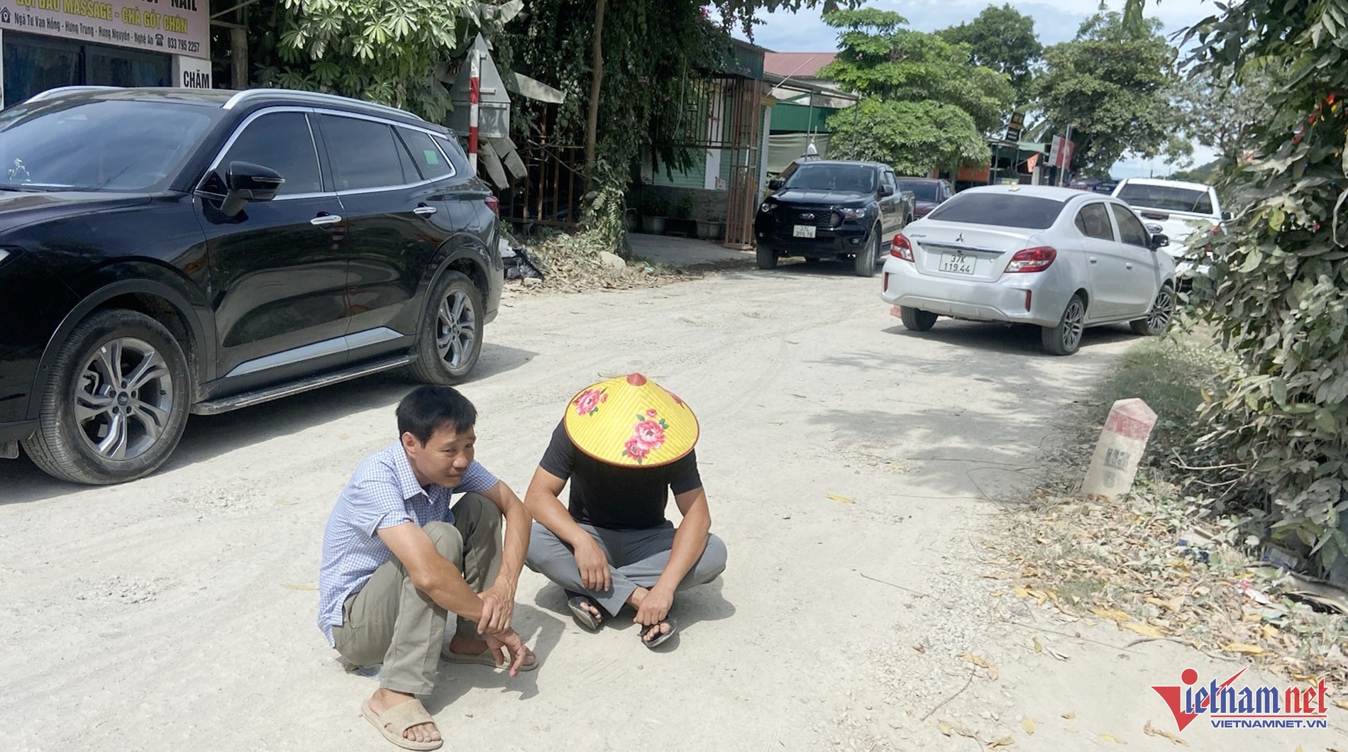 Cảnh xe ô tô con và người dân chặn đường để phản đối xe tải chở vật liệu xây dựng