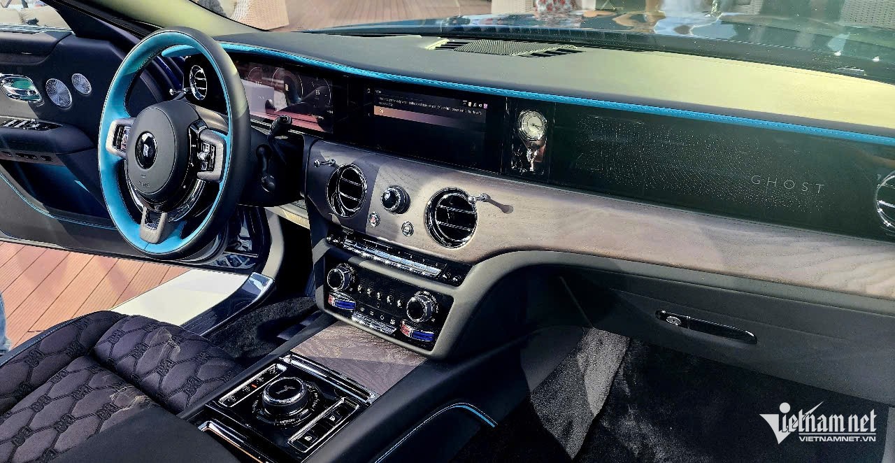 Nội thất xa hoa của xe ô tô siêu sang Rolls-Royce Ghost Series II