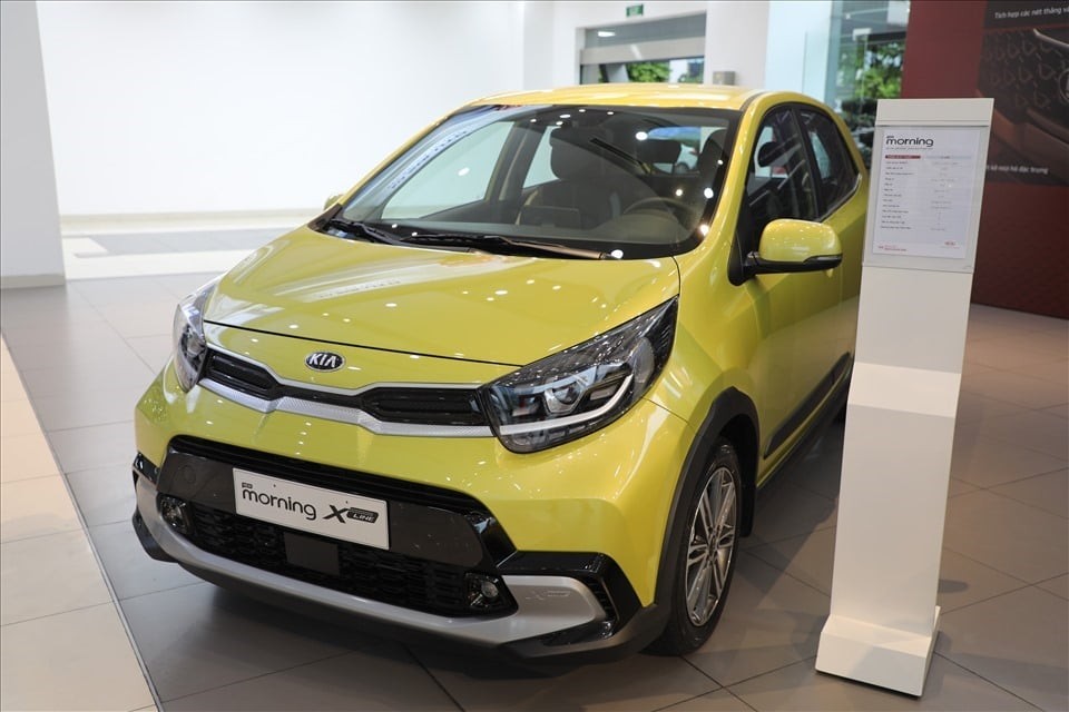 Hình ảnh cận cảnh đầu xe Kia New Morning X-Line màu trắng, với thiết kế hiện đại và lưới tản nhiệt đặc trưng, minh họa xe ô tô mới tầm 400 triệu.