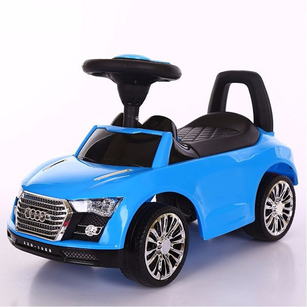 Bé gái ngồi trên xe ô tô chòi chân Audi Holla HL-02108 màu hồng