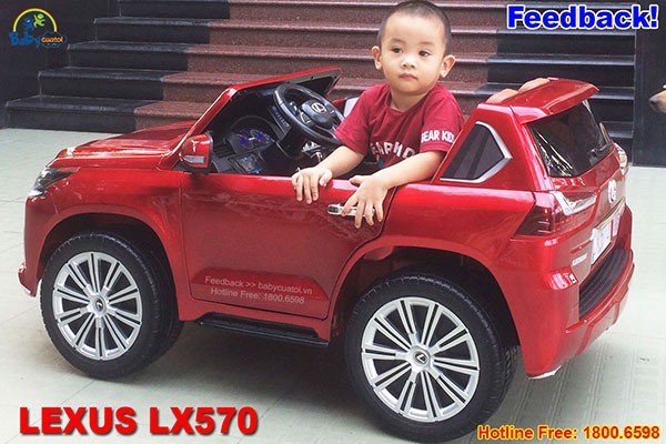 Bé gái vui vẻ chơi xe ô tô điện màu đỏ, khởi đầu niềm đam mê với xe máy ô tô từ thuở nhỏ