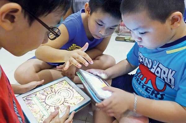 Bé gái chơi xe đồ chơi ngoài trời, tăng cường vận động và niềm vui chơi xe máy ô tô