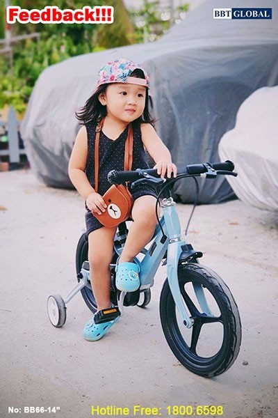 Bé trai tập trung lái xe đồ chơi, phát triển tư duy và phản ứng nhanh nhạy khi chơi xe máy ô tô