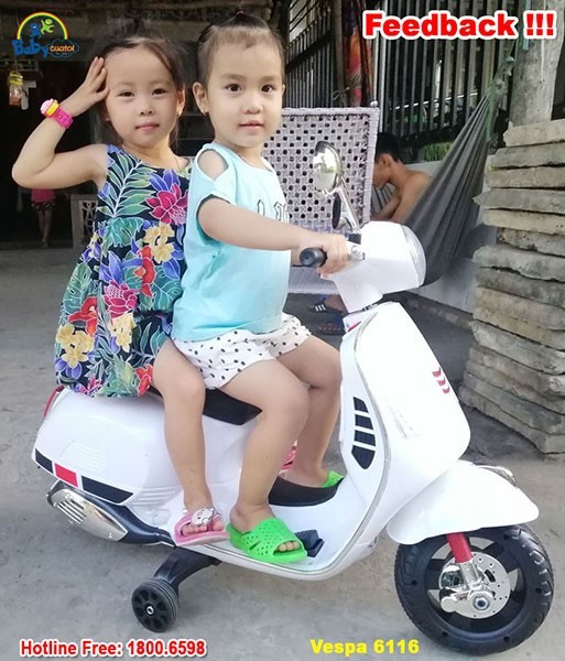 Bé gái tự tin lái xe đồ chơi, tăng cường khả năng giao tiếp và niềm vui chơi xe máy ô tô