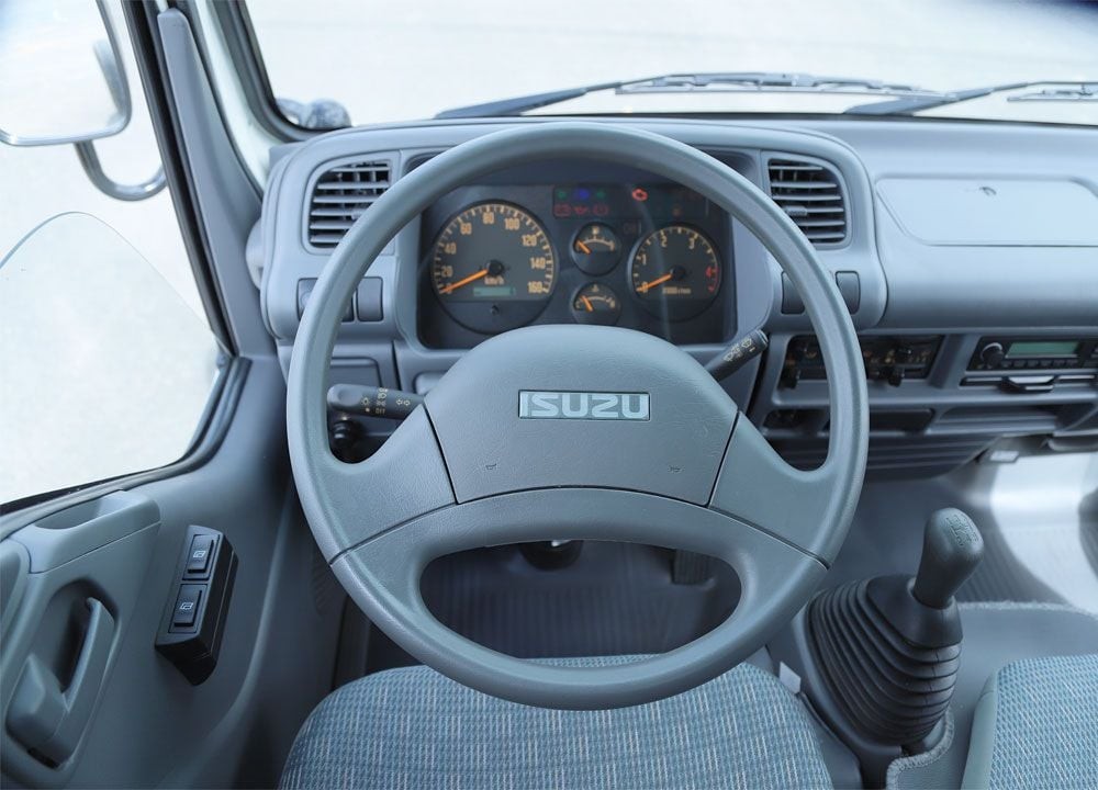 Khoang nội thất tiện nghi của xe ô tô tải Isuzu VM NK490L4 với vô lăng và ghế nỉ