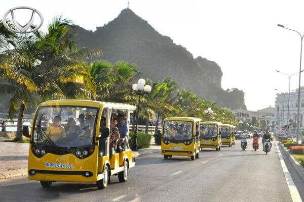 Xe ô tô điện 4 bánh made in Vietnam đón khách du lịch