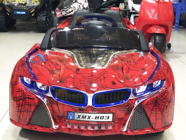 Mô hình xe ô tô điện trẻ em BMW i8 với đèn LED sáng, minh họa vẻ đẹp của lớp sơn bánh xe ô tô sau khi hoàn thiện chuyên nghiệp.