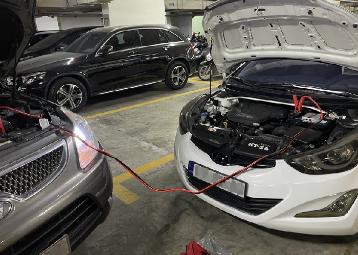 Câu ắc quy từ một xe ô tô khác
