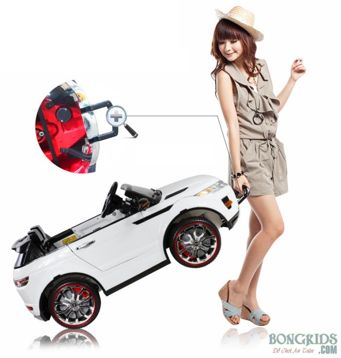 Phụ huynh dễ dàng kéo xe ô tô điện KYD 2988 nhờ hệ thống bánh phụ