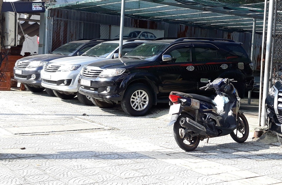 Người dân thuê xe ô tô tự lái chuẩn bị cho chuyến đi Tết