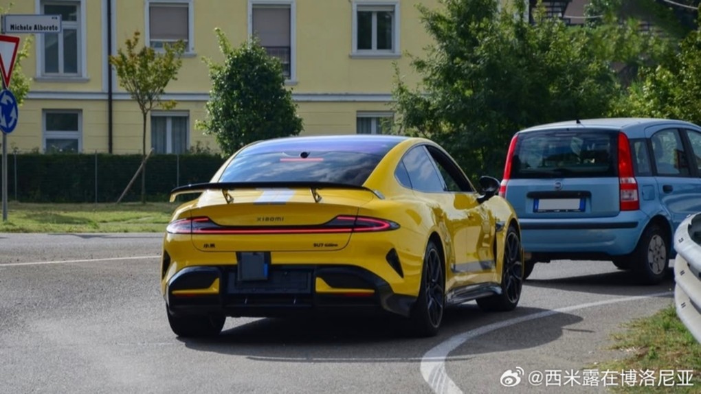 Hình ảnh Xiaomi SU7 Ultra, một mẫu siêu xe ô tô điện Trung Quốc, xuất hiện tại trụ sở Ferrari