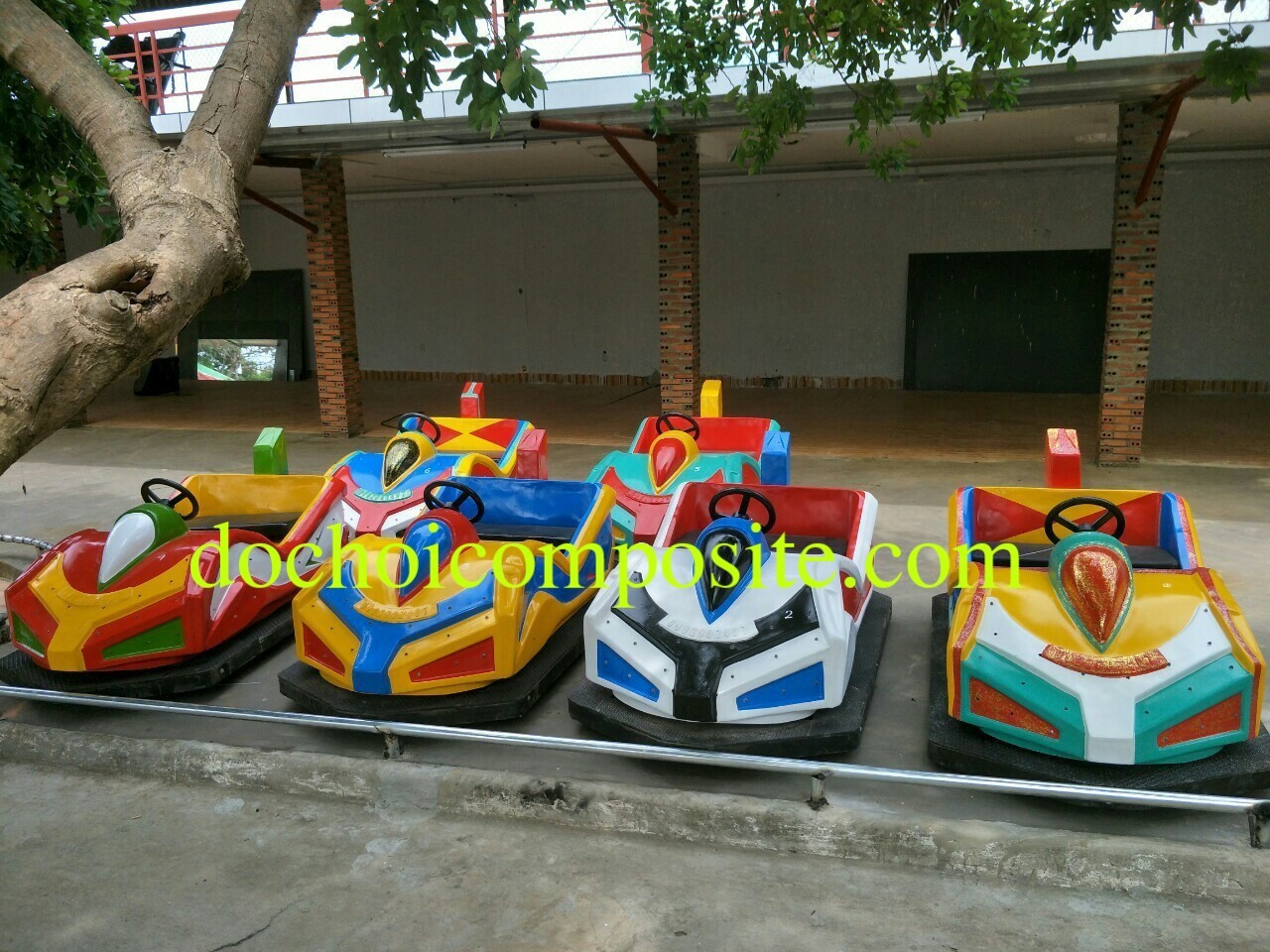 Trẻ em vui chơi với nhiều xe điện đụng tự lái trong khu giải trí